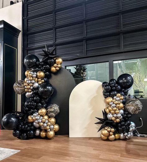 Black And Gold Party Decorations, Black And Gold Balloons, Balloon Garland Diy, Birthday Dinner Party, Gold Party Decorations, 18th Birthday Party, Balloon Backdrop, Gold Balloons, Fancy Party