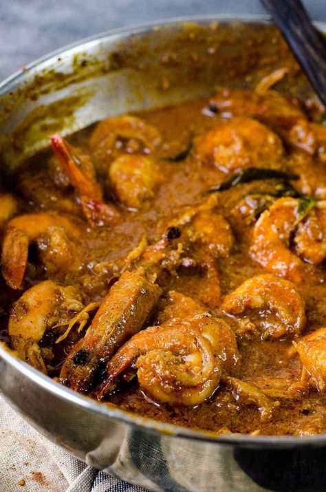 Authentic Sri Lankan Prawn Curry (Shrimp curry) - Learn all the tips and secrets into making the best spicy and creamy prawn or shrimp curry in your life! Can be adapted to your preference, and a perfect and easy recipe for a weeknight meal! Sri Lankan Shrimp Curry, Sri Lankan Food Recipes, Indian Shrimp, King Prawn Curry, Fish Indian, Prawns Recipes, Prawn Curry Recipe, Indian Food Catering, Tamil Food