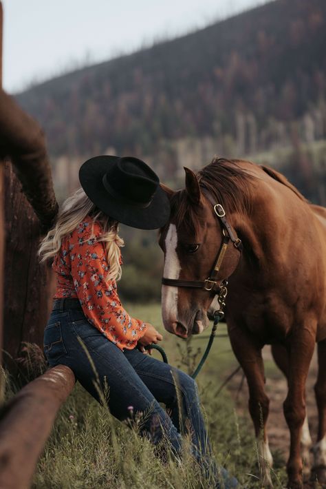 Cowgirls And Horses, Fall Photoshoot With Horses, Western Ranch Photoshoot, Western Pictures Ideas With Horses, Western Pictures With Horses, Western Horse Photoshoot, Cowgirl And Horse Photography, Photos With Horses Ideas, Western Photoshoot Ideas With Horse