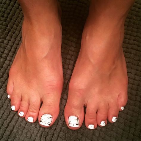 Marble Toe Nails, Marble Pedicure, Feet Nail Art, Pedicure Toenails, Toenail Art Designs, Pedicure Designs Toenails, Pedicure Designs, Nail Styles, Toe Nail Designs