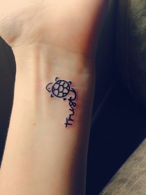 Simple and Small Sea Turtle Tattoos Design Small Turtle Tattoo, Tortoise Tattoo, Small Animal Tattoos, Hawaiian Tattoos, Tattoos Forearm, Cute Tattoos On Wrist, Sea Turtle Tattoo, Turtle Tattoo Designs, Small Turtle