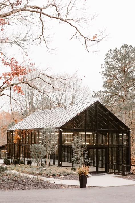 Find the Perfect Backdrop for Your Wedding Day! Dreaming of the ideal wedding venue? Nichols Heir in the Great Smoky Mountains in Tennessee is it! Tie the knot surrounded by breathtaking landscapes, luxurious amenities and the charm of Southern hospitality. Photographed by Knoxville Wedding Photographer Erin Morrison Photography www.erinmorrisonphotography.com Smoky Mountain Wedding Venues, Great Smoky Mountains Wedding, Knoxville Wedding Venues, Airbnb Wedding Tennessee, Wyoming Wedding Venues, Glass Wedding Venues, Wedding Venues In Tennessee, Smokey Mountain Wedding, Glass House Wedding Venue