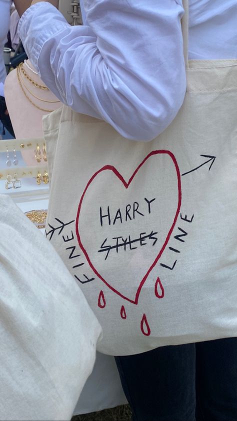 Tote Bag Designs Aesthetic, Harry Styles Tote Bag, Handpainted Tote Bags, Totes Ideas, Harry Core, Harry Styles Outfit, Album Aesthetic, Diy Tote, Painted Tote