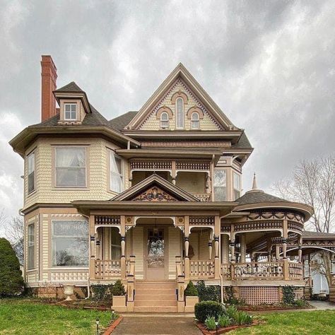 Victorian Era House, Edwardian Architecture, Victorian Beauty, Vintage Homes, Old Mansions, Castle House, Big Hat, Old Homes, Queen Anne