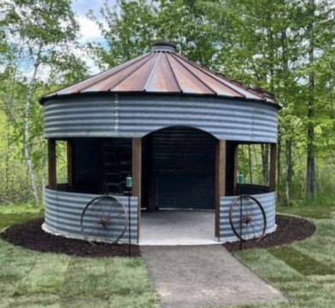 Grain Bin Gazebos, Old Silo Ideas, Binzebo Ideas, Farm Gazebo, Grain Bin Ideas, Rustic Gazebo, Grain Bin Gazebo, Circular Homes, Bin Gazebo