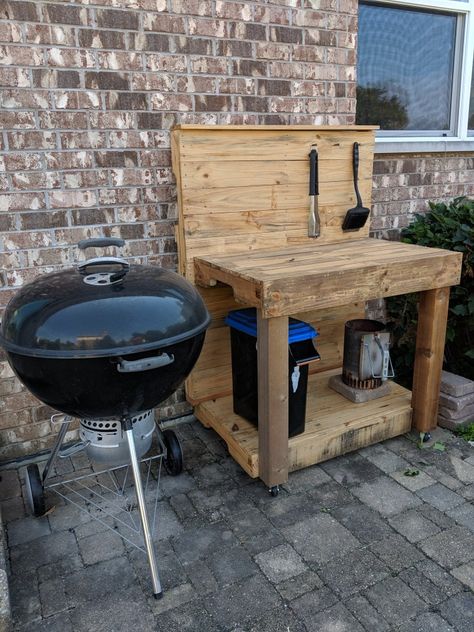 Completely free grill station, get pallets from wood flooring stores, they use the heavy duty pallets with no gaps. 4x4s free from neighbor who recently installed a deck! Diy Pallet Grill Station, Pallet Wood Grill Station, Pallet Outdoor Grill Station, Wood Grill Station, Pallet Grill Station, Grill Station Ideas Backyards, Pallet Bbq Station, Charcoal Grill Station, Grill Station Ideas