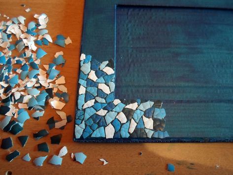 This picture frame is made with cardboard and the mosaic is made with eggshells. Eggshell Art, Eggshell Mosaic, Egg Shell Art, Picture Frame Crafts, Shells Diy, Shell Mosaic, Mosaic Frame, Diy Picture Frames, Mosaic Artwork