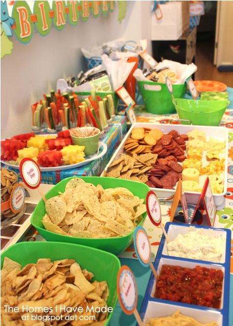 finger foods for parties | Dollor store bowls were filled with tortilla and pita chips, white a ... Party Food Table, University Party, Food And Snacks, Healthy Party Food, Birthday Party Snacks, Fingerfood Party, Party Food Buffet, Easy Party Food, Monsters University