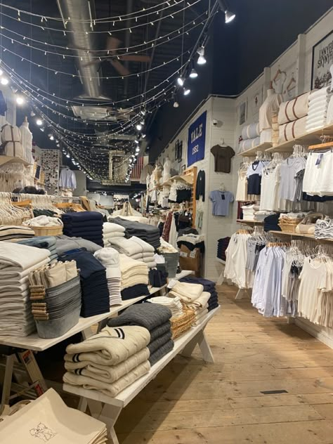 Brandy Melville Store Aesthetic, Brandy Melville Stores, Brandie Melville, Brandy Melville Store, Brandy Aesthetic, Brandy Outfits, Brandy Girl, Brandy Melville Aesthetic, Shopping Aesthetic