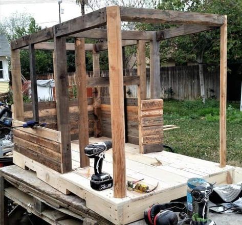 Diy Dog House For Large Dogs, Dog House Pallets, Diy Large Dog House, Diy Doghouse For Large Dogs, Build Cheap Dog House, Simple Pallet Dog House, Insulated Pallet Dog House Diy, Pallet Dog House, Tortoise House