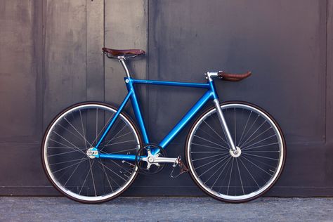 Schindelhauer es una marca alemana basada en Berlín y de gran prestigio aunque de producción muy limitada. La razón de esta reducida producción es que el propietario de la marca, Jörg Schindelhauer, supervisa personalmente cada bicicleta antes de ser enviada a su nuevo propietario. Esto, sumado a un gran diseño, ha hecho que la marca ganara muchos premios internacionales. Se trata de bicis extremadamente livianas, basadas en cuadros de aluminio de alta gama soldados a mano, silenciosas y ... Bici Retro, Bike Decor, Velo Vintage, Fixed Gear Bicycle, Road Bike Women, Urban Bike, Fixie Bike, Fixed Gear Bike, Cool Bike Accessories