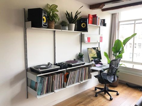 Dj Living Room Interior Design, Dj Home Setup Turntable, Dj Vinyl Set Up, Dj Set Up Living Room, Dj Decks In Living Room, Home Dj Setup Living Rooms, Dj Room Setup, Bedroom Dj Setup, Dj Desk Ideas