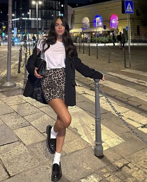 Leopard Print Mini Skirt Outfit Winter, Leopard Mini Dress Outfit, Cheetah Mini Skirt Outfit, Leopard Print Mini Skirt Outfit, Mini Jupe Outfit, Going Out Skirt Outfits, Cowboy Boots Mini Skirt, Leopard Mini Skirt Outfit, Green Mini Skirt Outfit