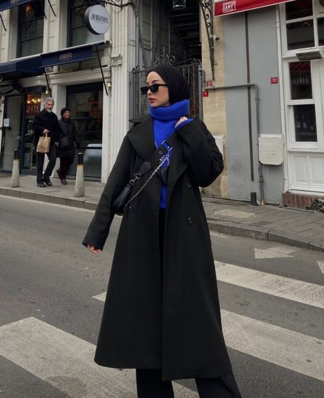 Black Coat Hijab Outfit, Black Trench Coat Outfit Hijab, Black Overcoat Outfit Women, Black Coat Outfit Winter, Winter Modest Outfits, Trench Coat Outfit Fall, Coat Outfits For Women, Black Jacket Outfit, Fall Coat Outfit