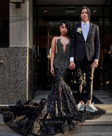 Black Prom Ideas, Black Prom Outfits, Prom Ideas Black Couples, Black Prom Dress Couple, Couple Prom Outfits, Prom Dress Luxury, Sequin Mermaid Prom Dress, Graduation Suit, Prom 2k24