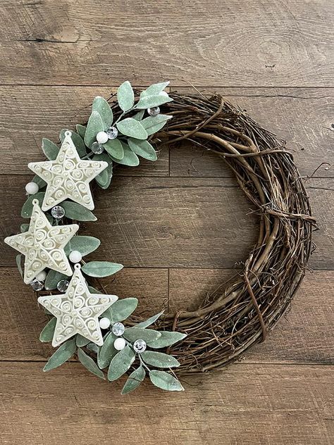 How to make a DIY Christmas star wreath. This is a simple but elegant wreath made with white and silver accents on lamb's ear greenery on a grapevine wreath. It's beautiful for farmhouse themed decor. I used supplies from Dollar Tree to make it, so it's an inexpensive craft idea for Christmas or winter. Hang it on your door for Christmas, but it can be left up through the winter since it's not red and green. Star Shaped Wreath Ideas, Winter Front Door Decor After Christmas, Christmas Wreaths Diy Easy Front Doors, Star Wreath Ideas, Christmas Star Wreath, Door For Christmas, Inexpensive Wreaths, Homemade Christmas Crafts, Diy Christmas Star