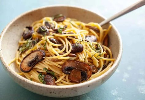 Mushroom Carbonara Recipe with Fresh Sage ~ Macheesmo Rigatoni Carbonara, Vegetarian Carbonara, Great Pasta Recipes, Mushroom Carbonara, Recipe Mushroom, Mushroom Bacon, Sausage Rigatoni, Sage Recipes, Chicken Saltimbocca