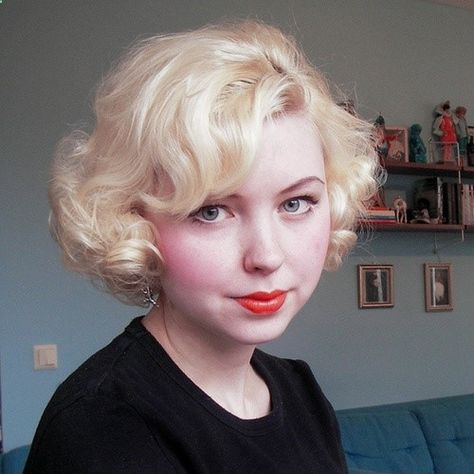 Short curled hair. Retro, but loving it in red for this winter and my big 5-0! Short Curled Hair, Short Hairstyles 2015, Hair Retro, Undercut Haircut, Vintage Curls, Popular Short Hairstyles, Curled Hair, Rockabilly Hair, How To Curl Short Hair