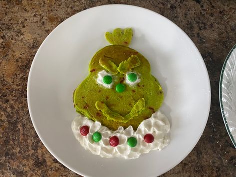 Grinch Pancakes Christmas Breakfast, Christmas Breakfast Ideas Pancakes, Pancake Art Christmas, Grinch Pancakes For Kids, Xmas Pancakes, Elf Pancakes, Grinch Pancakes, Holiday Pancakes, Xmas Breakfast