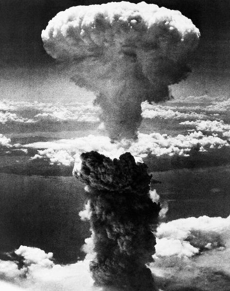 Los bombardeos de Hiroshima y Nagasaki Hiroshima Nagasaki, Enola Gay, Margaret Bourke White, Thomas Carlyle, Mushroom Cloud, Manhattan Project, Iwo Jima, Historical Moments, Sopot