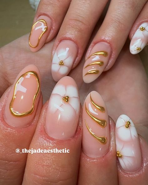 Nail Art Designs White And Gold, Blooming Gel Flower Nails, Mom Nail Ideas, Blooming Gel Nail Art Ideas, White And Gold Nail Ideas, Gold Flower Nails, Chrome Flower Nails, Nails W Gold, Blooming Gel Designs