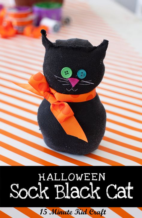 Halloween activities: 15 Minute Halloween Craft: Spooky Black Sock Cat - Make a quick Halloween craft with your kids using an old black sock, buttons and ribbon. Quick Halloween Crafts, Sock Cat, Diy Halloween Party, Craft Halloween, Halloween Science, Chat Halloween, Fun Halloween Crafts, Halloween Socks, Adornos Halloween