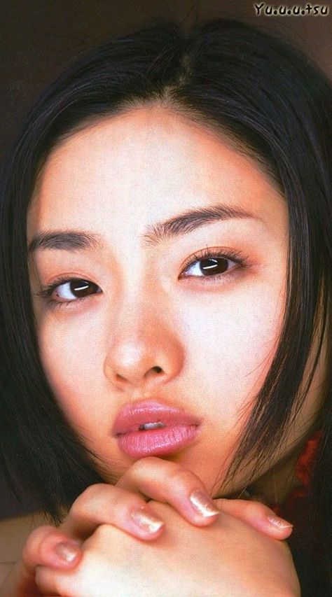 Sato Ishi, 2000s Makeup Looks, Bombshell Makeup, Satomi Ishihara, Lizzie Hearts, Korean Hair Color, Japanese Makeup, Portrait Photography Women, Unique Makeup