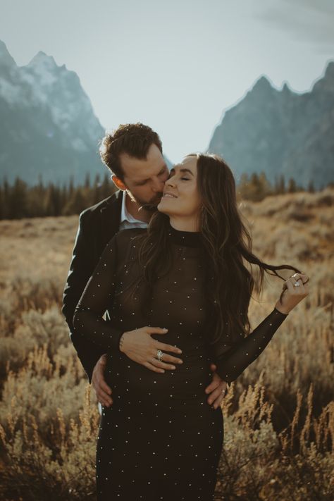 Maternity photos Mountain Maternity Photos, Edgy Maternity Shoot, Maternity Photography Outfits, Jackson Hole Wedding, Maternity Picture, Fall Maternity, Maternity Photoshoot, Maternity Shoot, Jackson Hole