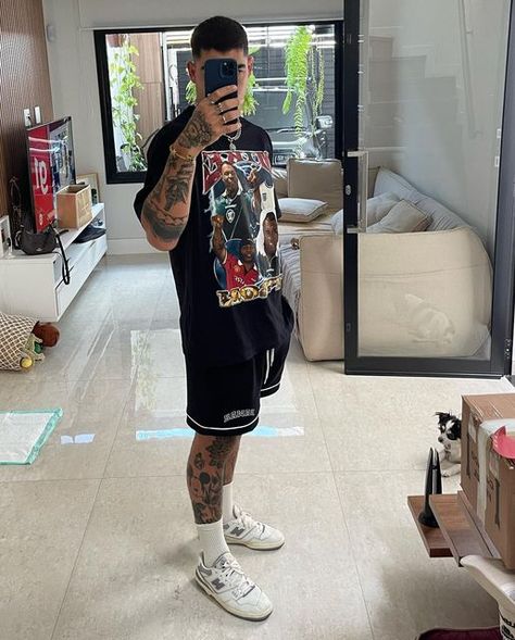 Latino Streetwear, Cargos And Graphic Tee Outfit Men, Corteiz Cargos Outfits Men, Elias Riadi Outfits, Men’s Black Streetwear, Tattoed Guys, Skate Style, Couples Vibe, Men Style Tips