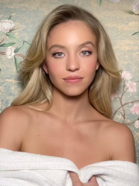 Sydney Sweenie, Sydney Sweeney Makeup, Sydney Sweeney Hair, Pretty Bridal Makeup, Circle Makeup, Hair Palette, Mermaid Soul, Formal Makeup, Sydney Sweeney