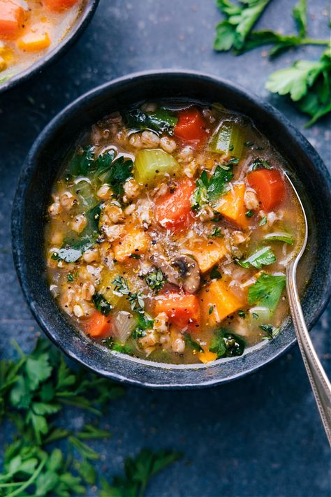 Farro Soup, Healthy Chicken Tortilla Soup, Chicken Seasoning Recipes, Farro Recipes, Veg Soup, Homemade Soup Recipe, Tasty Meat, Chili Soup, Autumn Recipes