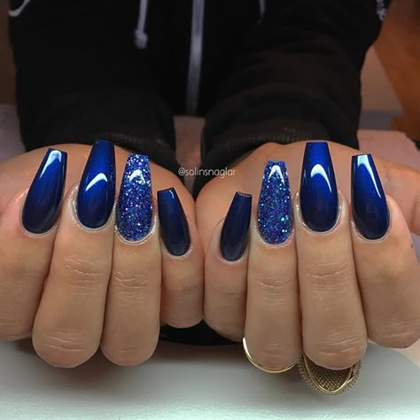 "Midnight Blue" med blått glitter Sapphire Blue Nails Coffin, Coffin Royal Blue Nails, Royal Blue Nails Designs Coffin Glitter, Rolay Blue Acrylic Nails, Gel Nails Royal Blue And Silver, Blue Coffin Nails, Prom Nails Silver, Prom Nails Red, Blue Glitter Nails