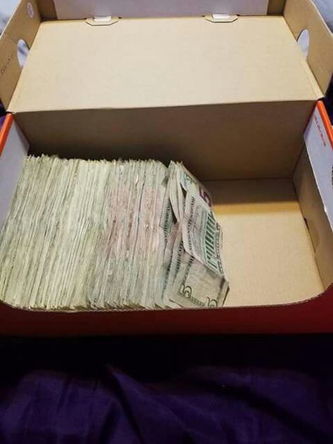 Every time you have a 5 dollar bill, put it in a 5 dollar box. Savings Chart, Saving Money Diy, Money Saving Box, Savings Jar, Savings Box, Money Stacks, Savings Strategy, Money Saving Plan, Money Challenge