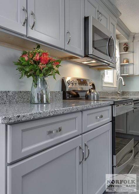 Kitchen With Grey Countertops, Granite With White Cabinets, Azul Platino Granite, Grey Marble Kitchen, Modern Kitchen Apartment, Gray Island, Grey Kitchen Designs, Kitchen Diy Makeover, Kitchen Remodel Inspiration