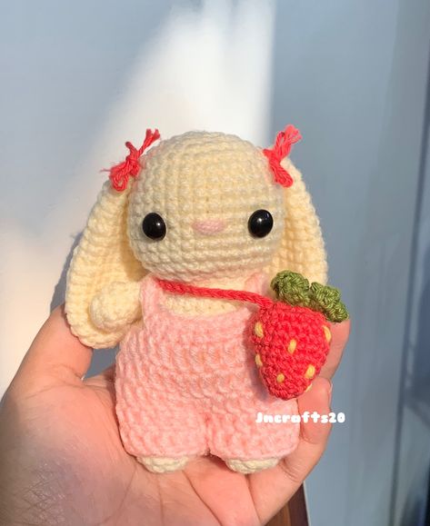 Introducing Berry Bunny 🍓 🐰 Always on the hop with her sweet strawberry sling bag! Perfect for carrying a touch of whimsy wherever you go ✨ . . . #crochet #amigurumi #handmade Amigurumi Outfits, Strawberry Bunny Crochet, Amigurumi Bag, Flor A Crochet, Bunny Onesie, Crochet Strawberry, Crochet Bouquet, Pola Amigurumi, Crochet Design Pattern