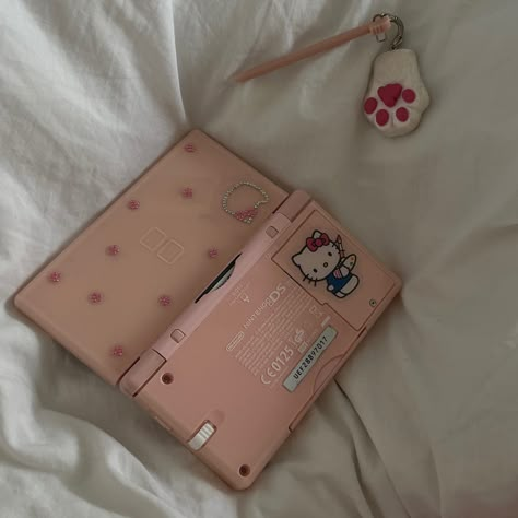 Pink Nintendo Ds Aesthetic, Ds Lite Pink, Pink 3ds Aesthetic, Pink Ds Aesthetic, Nintendo Dsi Xl Aesthetic, Ds Aesthetic Nintendo, Ds Lite Aesthetic, Nintendo Ds Lite Aesthetic, Game Console Aesthetic