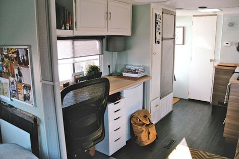 An ambitious couple went about renovating this 2001 Fleetwood Wilderness trailer into a full-scale home, and the result is a beauty of a dwelling. Trailer Makeover, Motorhome Interior, Rv Interior Remodel, Rv Travel Trailers, Modern Rustic Farmhouse, Trailer Interior, Rv Makeover, Travel Trailer Remodel, Campervan Interior