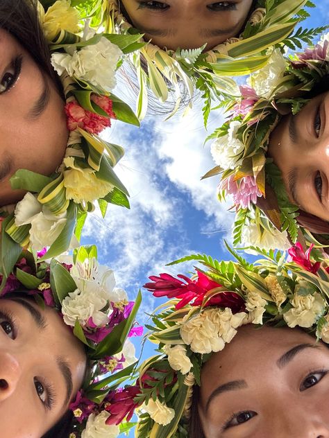 handmade beautiful lei po’o #hawaii #flowers #oahu #friends #aesthetic Hawaii Aesthetic, Hawaii Pictures, Hawaii Party, Senior Trip, Summer Goals, Island Girl, Summer Feeling, Summer Dream, Summer Pictures