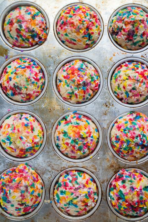 Confetti Muffin Recipe, Birthday Cake Mini Muffins, Confetti Mini Muffins, Muffins For Birthday, Confetti Muffins, Fluffy Birthday Cake, Birthday Cake Muffins, Muffin Photography, Birthday Muffins