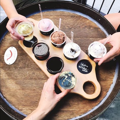 Ice Cream Flight Board, Ice Cream Shop Marketing Ideas, Ice Cream Presentation Ideas, Ice Cream Presentation, Ice Cream And Coffee Shop, Ice Cream Shop Aesthetic, Boba Place, Wine Flight, Cafe Ice Cream