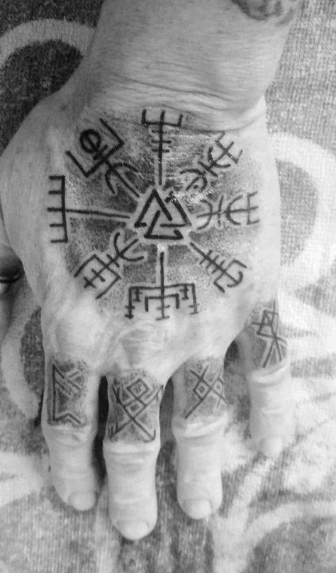 Hand tattoo vegvisir valknut runes Tattoo Fade Out, Viking Hand Tattoos For Guys, Nordic Hand Tattoo, Vegvisir Tattoo, Viking Tattoo Sleeve, Couple Tattoo, Tattoo Style Drawings, Hand Tattoos For Guys, Viking Tattoos