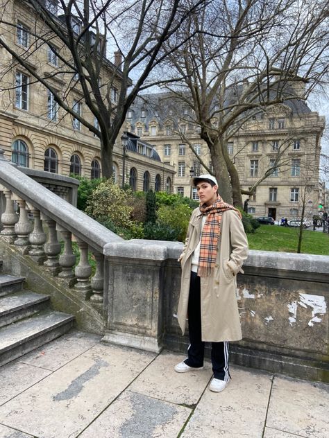 Autumn Travel Outfit, Burberry Scarf Outfit Men, Travel Outfit Men, Burberry Trench Aesthetic, Burberry Cashmere Scarf Outfit, Burberry Scarf Men, Burrbery Trench Coat, Autumn Travel, French Boys