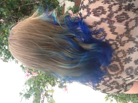 Blonde Hair With Dyed Tips, Brown Hair With Blue Tips, Blonde Hair With Blue Tips, Blonde Hair With Blue Highlights, Blue Dip Dye Hair, Blue Tips Hair, Dark Blonde Bobs, Blue Brown Hair, Blone Hair