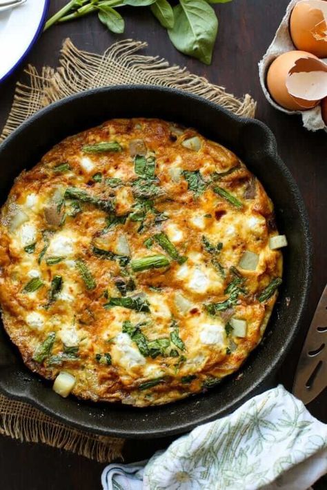 18 x Gezonde Vegetarische Recepten | GIRLS WHO MAGAZINE On The Go Recipes, Frittata Recipes Healthy, Potato Asparagus, Healthy Frittata, Asparagus Frittata, Lemon Chicken With Asparagus, Potato Frittata, Vegetable Frittata, Gf Breakfast