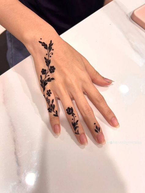 Unique Henna Designs Simple, Dainty Henna Designs, Dainty Henna, Simple Henna Designs Hand, Cute Henna Designs, Cute Henna Tattoos, Henna Style Tattoos, Small Henna, Tattoo Designs Hand