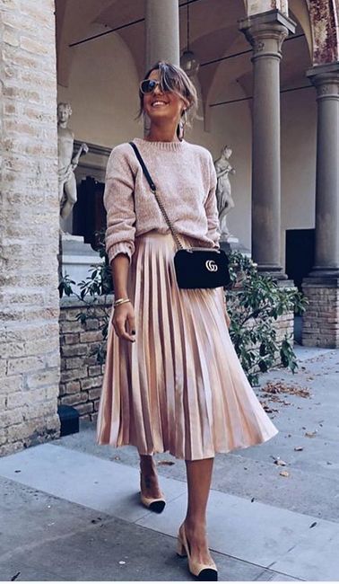 Midi Skirt Outfit Sweater, Shoes To Wear With Pleated Skirt, Midi Skirt Pleated, Pleated Skirt Sweater Outfit, Midi Skirt Sweater Outfit, Shoes To Wear With Midi Dress, Spring Midi Skirt Outfit, Cream Midi Skirt Outfit, Midi Skirt And Sweater Outfit