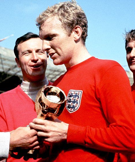 Sir Bobby Moore, Campeon Mundial de 1966. Defensor central del West Ham Ud durante toda su vida profesional, en el equipo ideal del Siglo XX del futbol ingles. Jules Rimet Trophy, Bayer Munich, Bobby Moore, 1966 World Cup, World Cup Trophy, West Ham United Fc, England National Team, England Football Team, England National