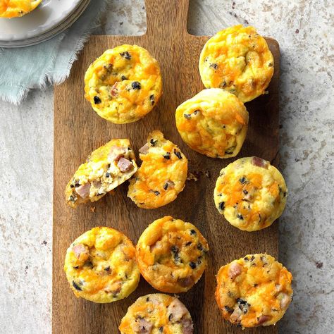 Mini Ham Quiches Ham Quiche Recipe, Bridal Shower Brunch Menu, Ham Quiche, Ham And Cheese Quiche, Bisquick Recipes, Tea Party Food, Brunch Menu, Quiche Recipes, Baking Mix