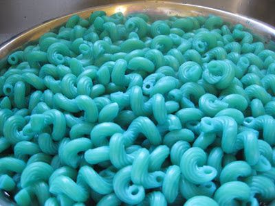 blue pasta for 4th of july, just add food coloring to the water and boil! add cauliflower and tomatoes for a patriotic pasta salad Blue Pasta, Baby Crafts To Make, Baby Reveal Party, Blue Food Coloring, Blue Food, Party Food And Drinks, Blue Curacao, Shower Food, Blue Party