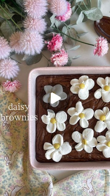 Flower Shaped Food, Marshmallow Flower, Brownies Caramel, Birthday Cake Brownies, Eggstra Special, Spring Snacks, Girl Scout Bridging, Marshmallow Flowers, Flower Desserts